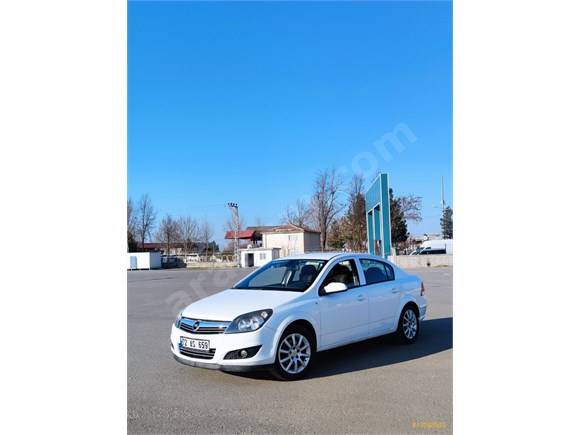 TEMİZ Opel Astra 1.6 Enjoy 111.Yıl 2012 Model