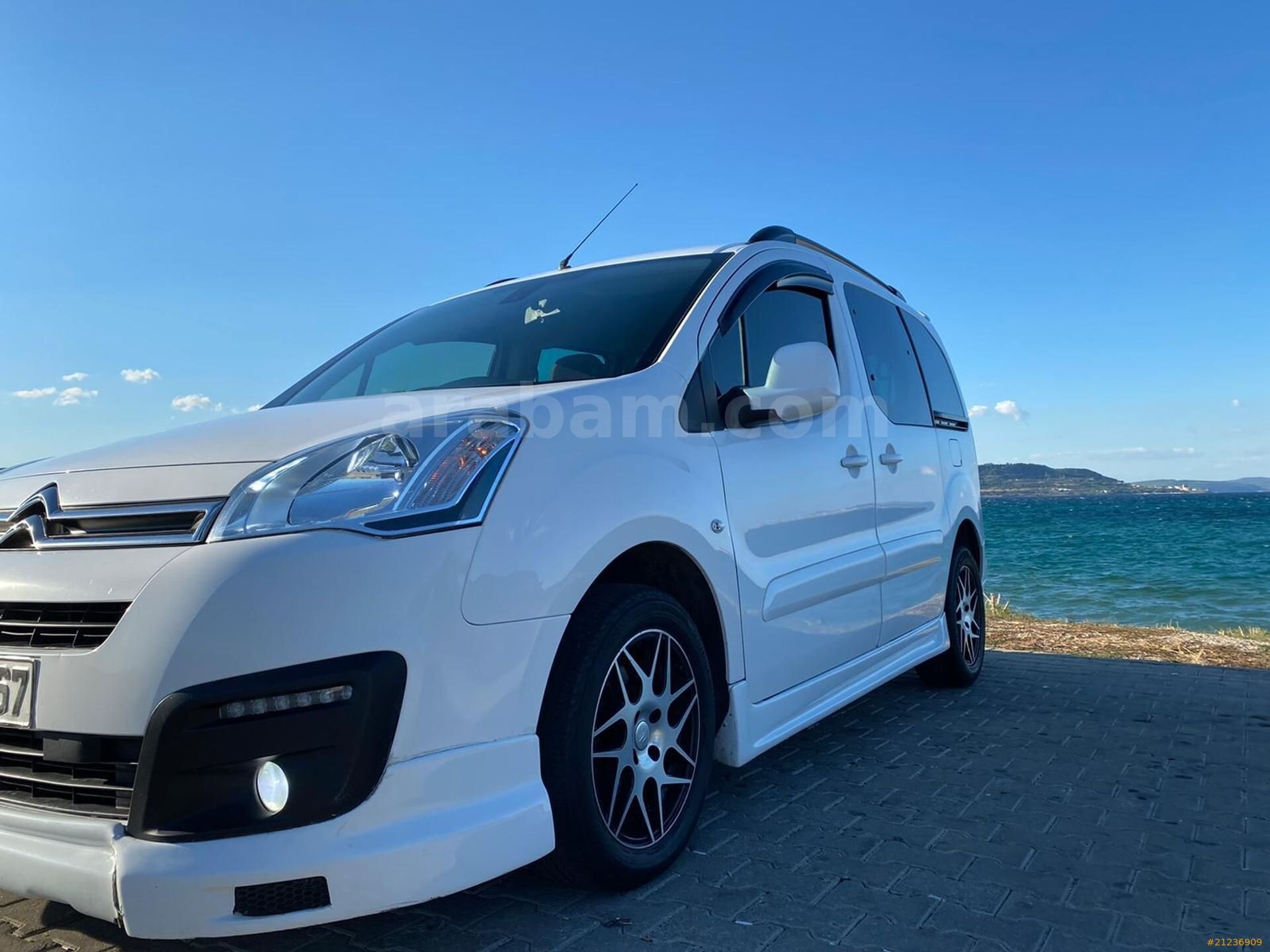 Galeriden Citroen Berlingo 1.6 HDi Selection 2016 Model Çanakkale 275.000 km Beyaz 3