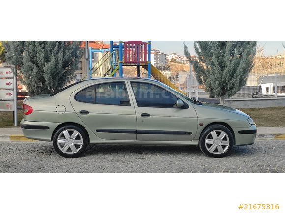 KEMENÇEDEN 2002 MODEL RENAULT MEGANE HATASİZ EMSALSİZ TEMİZLİKTE (TAKAS OLUR)