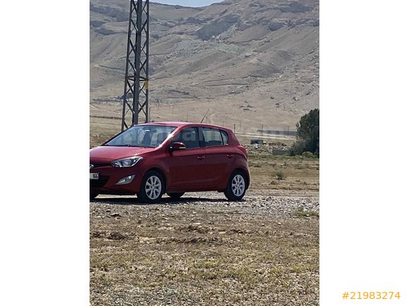Sahibinden Hyundai i20 1.2 D-CVVT Sense 2014 Model  dolu bir araç 