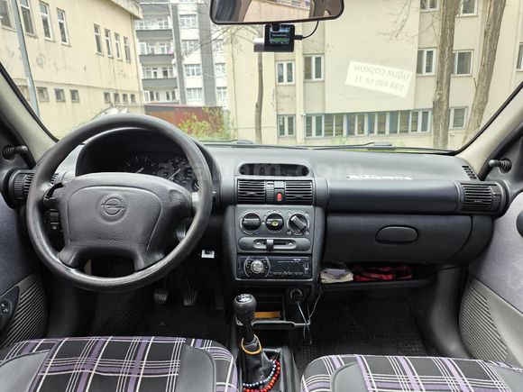Sağlık Memurundan Temiz Opel Corsa