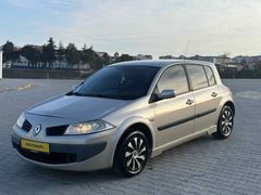 Archivo:Renault Mégane II Phase I Viertürer 1.4 16V Authentique