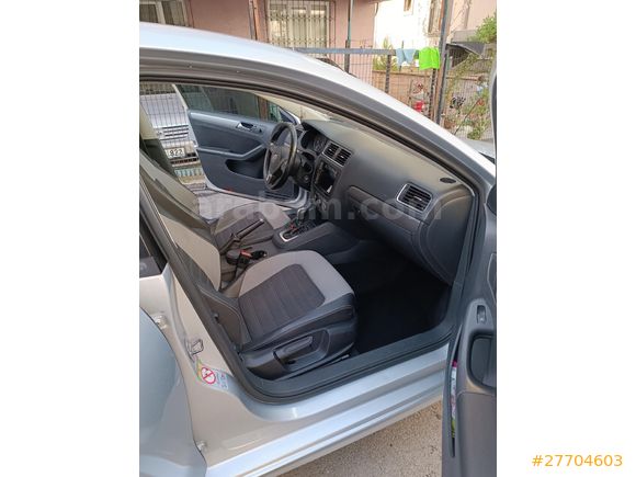 Sahibinden Volkswagen Jetta 1.6 TDi Comfortline 2011 Model. Dört parça değişen var .Hasarı Serviste yapıldığı için değiştirilmiştir.8000 tramer var.