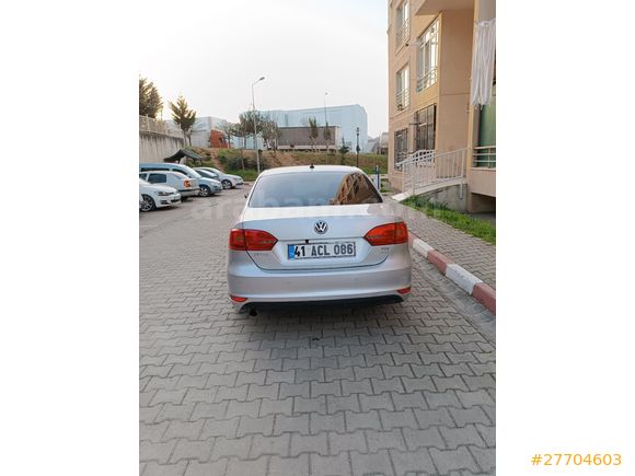 Sahibinden Volkswagen Jetta 1.6 TDi Comfortline 2011 Model. Dört parça değişen var .Hasarı Serviste yapıldığı için değiştirilmiştir.8000 tramer var.