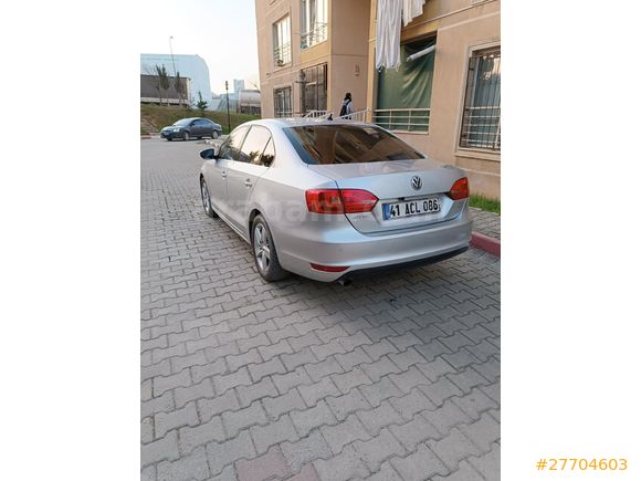 Sahibinden Volkswagen Jetta 1.6 TDi Comfortline 2011 Model. Dört parça değişen var .Hasarı Serviste yapıldığı için değiştirilmiştir.8000 tramer var.