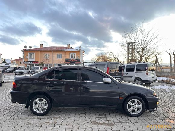 Galeriden Toyota Avensis 2.0 Sol Extra 2000 Model Van