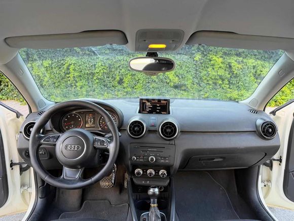 TEK DEĞİŞENLİ 3 PARÇA BOYALI AUDİ A1