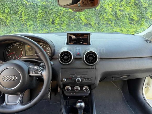 TEK DEĞİŞENLİ 3 PARÇA BOYALI AUDİ A1