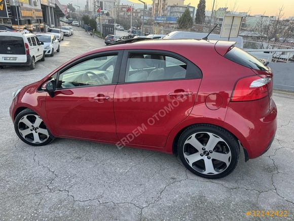 Masrafsız bir araç kırmız içi bej