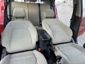 Masrafsız bir araç kırmız içi bej