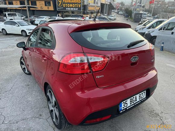 Masrafsız bir araç kırmız içi bej