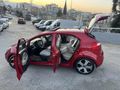 Masrafsız bir araç kırmız içi bej