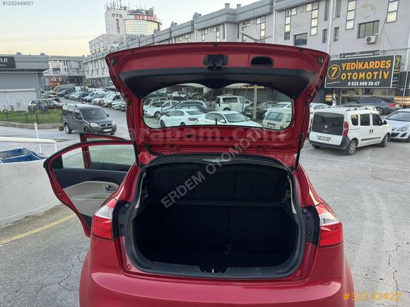 Masrafsız bir araç kırmız içi bej