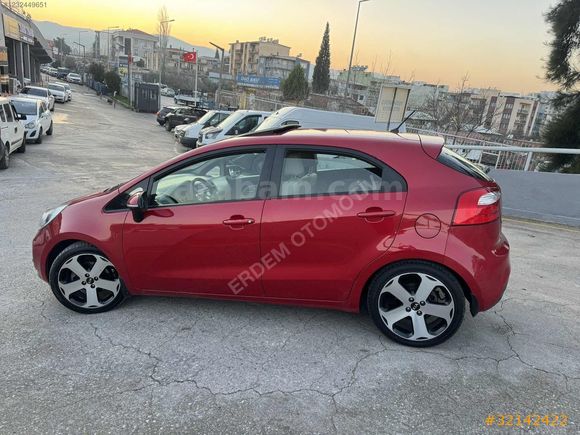 Masrafsız bir araç kırmız içi bej