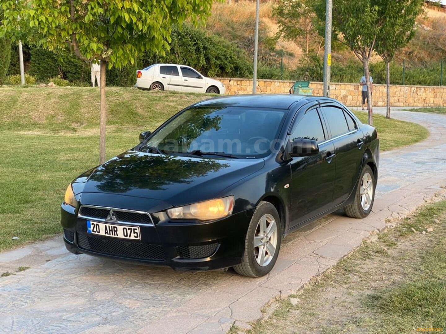 Sahibinden Mitsubishi Lancer 1.5 Invite 2009 Model Denizli 400.000 km Siyah 2