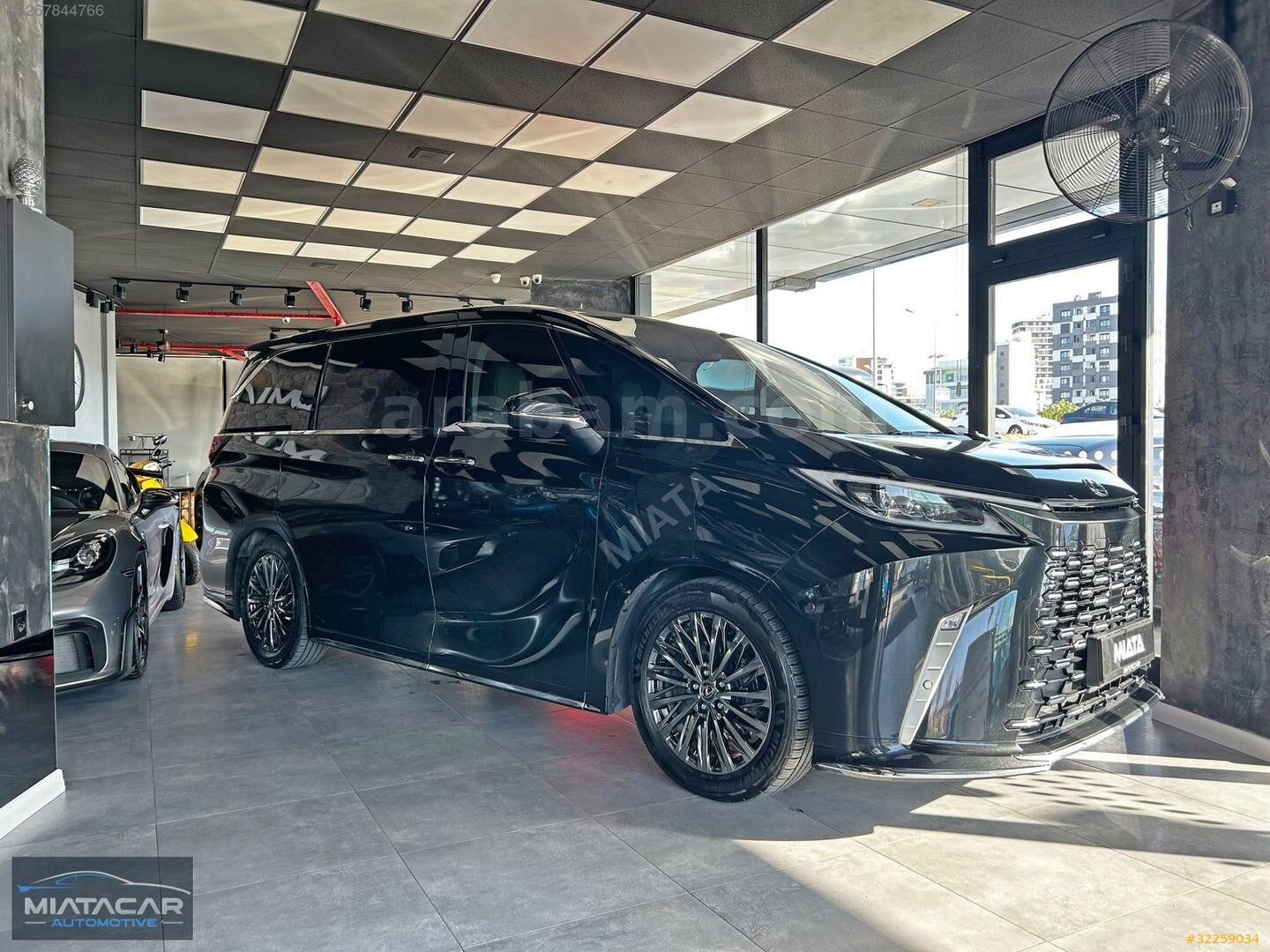 Galeriden Lexus LM 350h 2023 Model İstanbul 38.960 km Siyah 3
