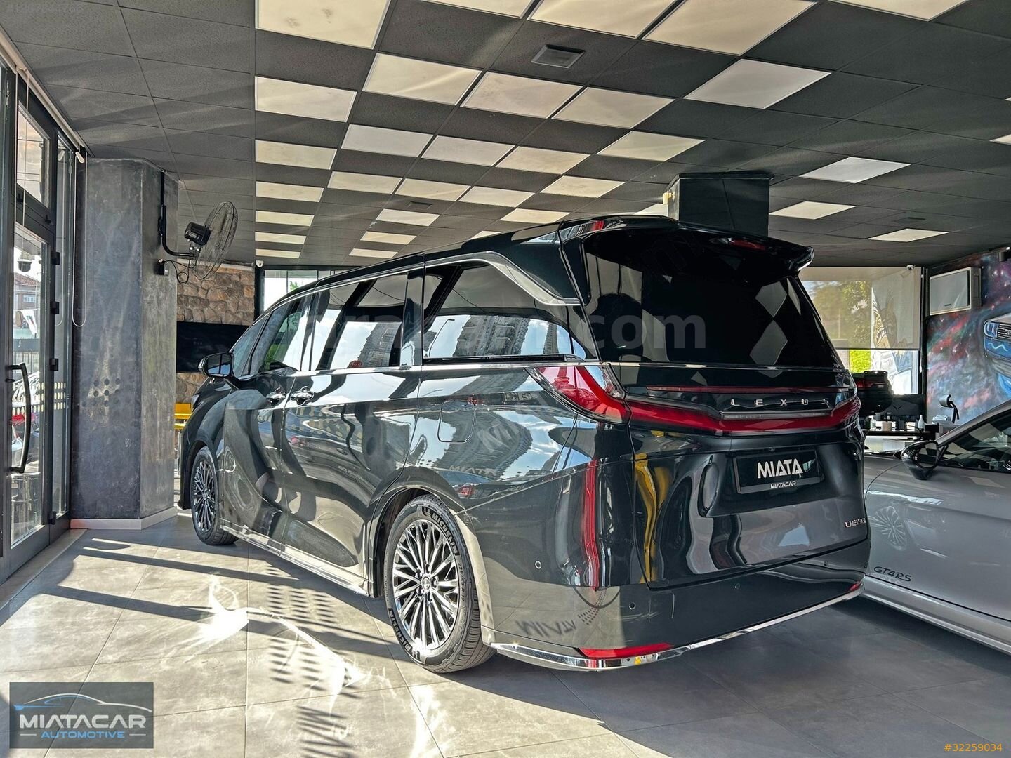 Galeriden Lexus LM 350h 2023 Model İstanbul 38.960 km Siyah 4