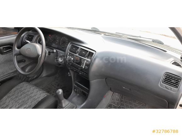 fabrikasyon KLİMALI 1.3 corolla temiz kullanılmış aile aracıdır