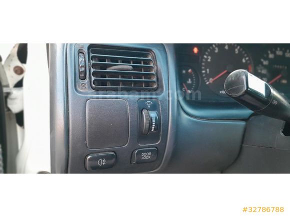 fabrikasyon KLİMALI 1.3 corolla temiz kullanılmış aile aracıdır