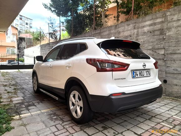 Sahibinden Nissan Qashqai 1.3 DIG-T Sky Pack 2020 Model  cam tavanlı sıfır ayarinda.