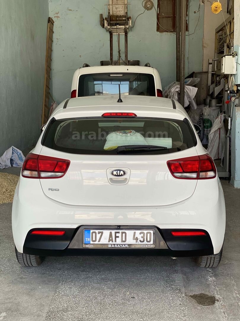 Sahibinden Kia Rio 1.25 CVVT Concept 2017 Model Nevşehir 104.500 km Beyaz 4