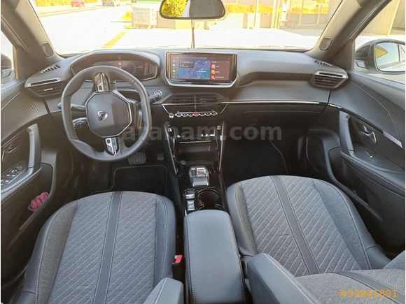 Peugeot e-2008 Allure 2025 Model  hatasız boyasız tramer sız cam tavan