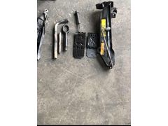 8R0011031C AUDİ Q5 KRİKO BİJON ANAHTARI TAKOZ ÇEKİ DEMİRİ SET