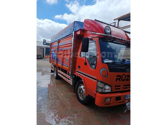 Sahibinden Isuzu NPR 229 bin km de etiketleri üzerinde