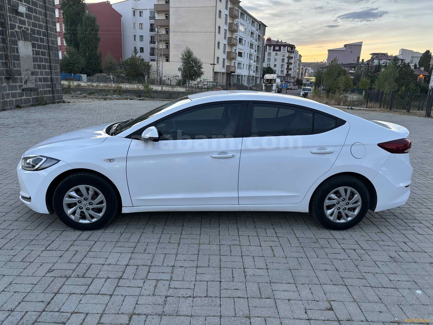 Sahibinden Hyundai Elantra 1.6 D-CVVT Style 2017 Model Kars 67.000 km Beyaz 3