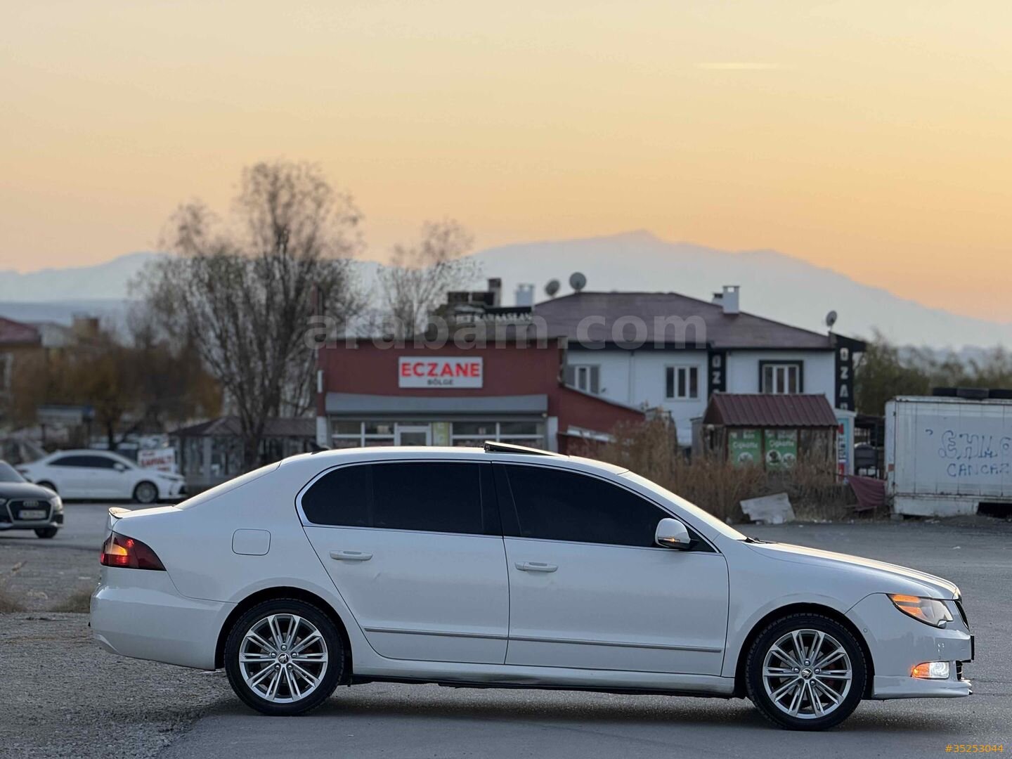 Galeriden Skoda SuperB 1.6 TDI Prestige 2013 Model Van 295.000 km Beyaz 5