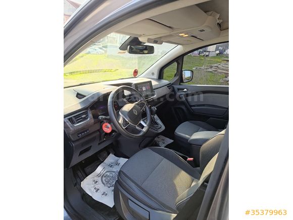 Sahibinden Renault Kangoo Multix 1.3 TCe Iconic 2024 Model