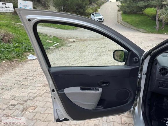 PARK35'DEN 2011 MODEL RENAULT CLIO 1.5 DCİ DİZEL AUTHENTİQUE