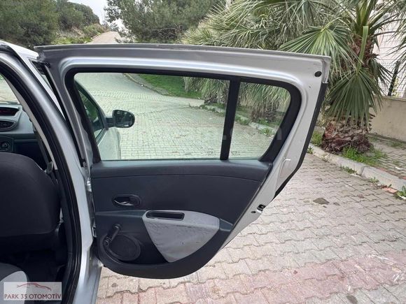 PARK35'DEN 2011 MODEL RENAULT CLIO 1.5 DCİ DİZEL AUTHENTİQUE