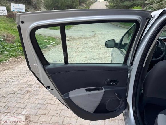 PARK35'DEN 2011 MODEL RENAULT CLIO 1.5 DCİ DİZEL AUTHENTİQUE