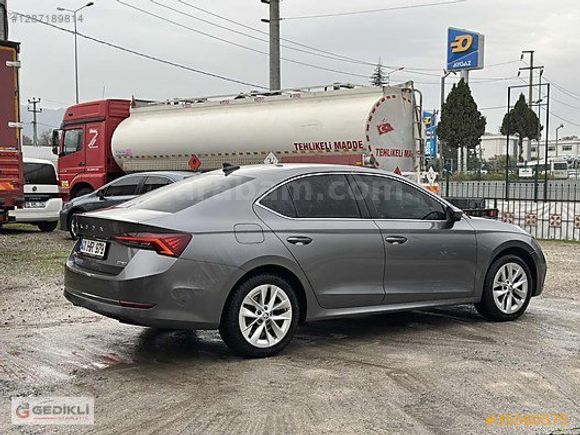 GEDİKLİ OTOMOTİV'DEN 2023 SKODA OCTAVİA 1.5 E-TECH PREMİUM TEMİZ