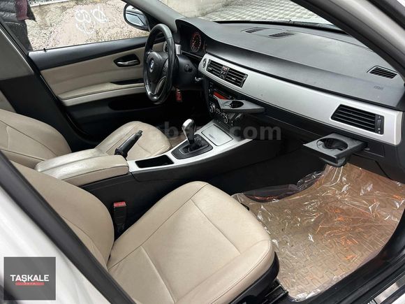2009 3.20İ E90 HATASIZ DEĞİŞENSİZ 1.5 PRÇ BOYALI 320.000 KM