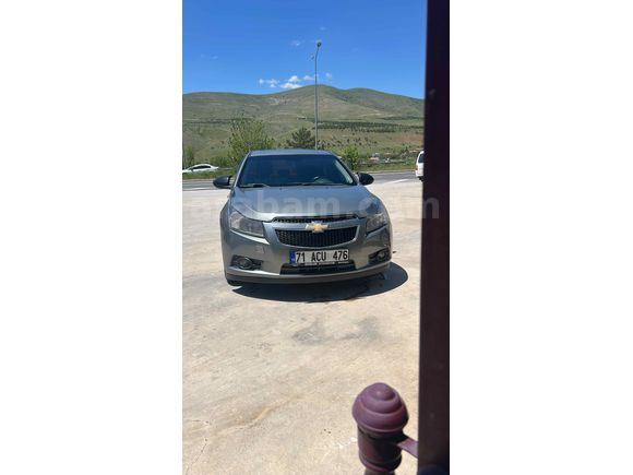 Sahibinden Chevrolet Cruze 1.6 LS 2010 Model Ankara 198000 km aktif olarak kullanılmaktadır . Gri (metalik)
