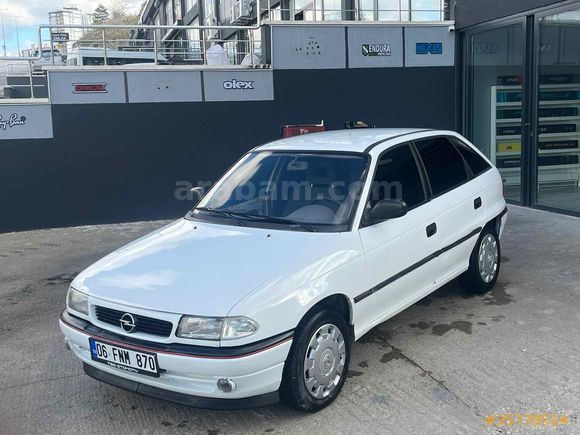 Sahibinden Opel Astra 1.4 GL 1996 Model 
Aracım temizlik amaçlı boyalıdır macun yığını araçlar ile karıştırmayın km ORJİNAL hiç tüp takılmamıştır 