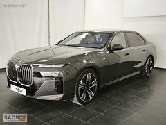 SADIK2'DEN 2023 7.40d xDRIVE M-EXCELLENCE ARKA AKS-THEATRE BAYİİ