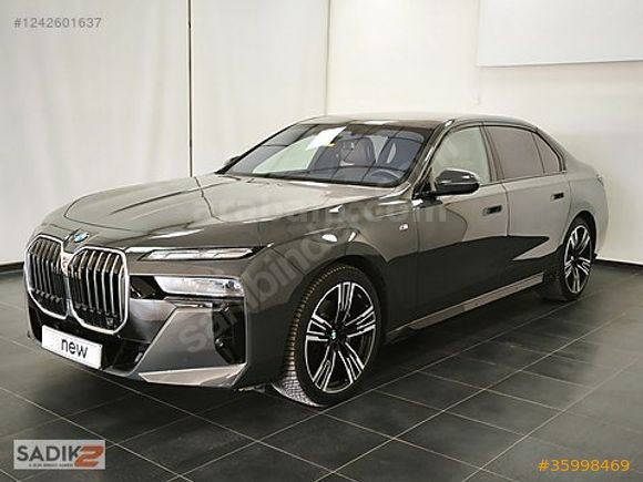 SADIK2'DEN 2023 7.40d xDRIVE M-EXCELLENCE ARKA AKS-THEATRE BAYİİ