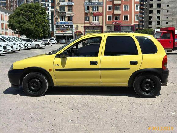 EMSALSİZ KONDİSYONDA CORSA B KILİMALI 