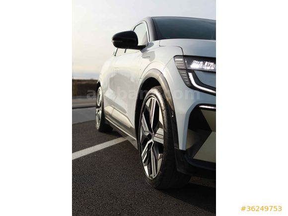 Sahibinden Nokta Hatasız Renault Megane E-Tech Iconic 2024 çıkışlı 2023 Model 