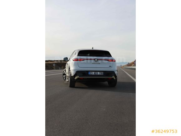 Sahibinden Nokta Hatasız Renault Megane E-Tech Iconic 2024 çıkışlı 2023 Model 