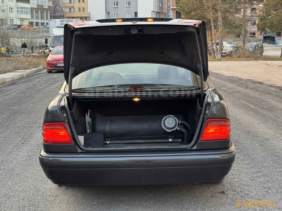 Mercedes - Benz E 200 Classic 1996 Model 