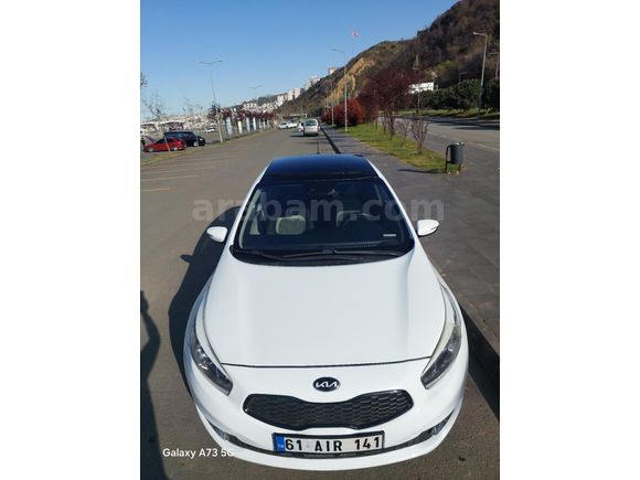 Sahibinden Kia Ceed 1.6 CRDi Premium 2013  acil satılık hiçbir sıkıntı arıza vs yoktur