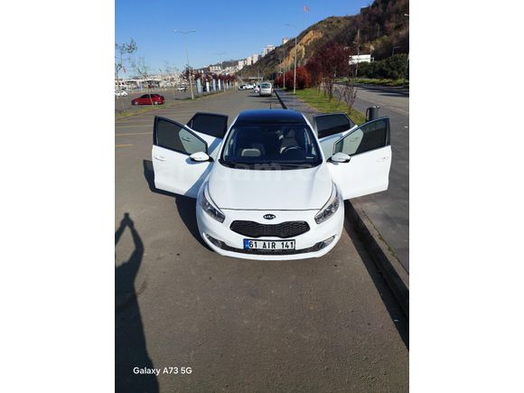 Sahibinden Kia Ceed 1.6 CRDi Premium 2013  acil satılık hiçbir sıkıntı arıza vs yoktur