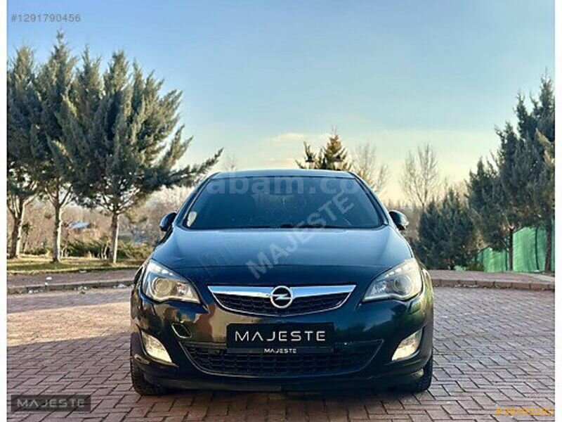 Galeriden Opel Astra 1.4 T Cosmo 2012 Model Kırıkkale 196.000 km Siyah