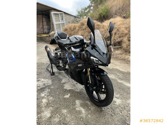 
Toprak Razgatlıoğlu imzalı hatasız kaplamalı SRK125R