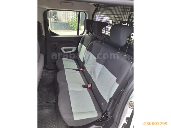 2.Sahibinden Citroen Berlingo 1.5 BlueHDI Feel Stil 2020 Model    sağ arka çamurluk ve marspiyel alt kısımda lokal boya var trameri yok