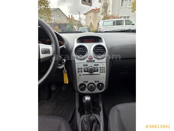 Galeriden Opel Corsa 1.2 Twinport Essentia 2012 Model İstanbul
